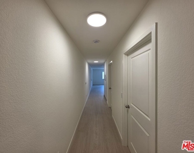 912 N Ridgewood Place - Photo Thumbnail 6