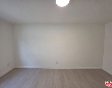912 N Ridgewood Place - Photo Thumbnail 18