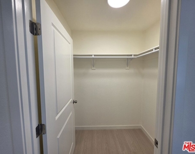 912 N Ridgewood Place - Photo Thumbnail 19