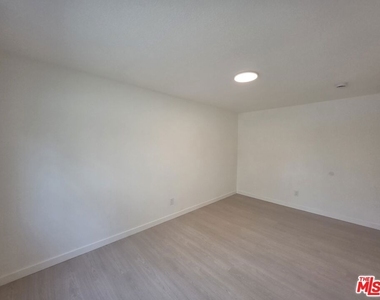 912 N Ridgewood Place - Photo Thumbnail 17