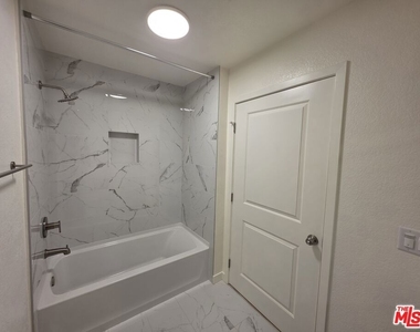 912 N Ridgewood Place - Photo Thumbnail 22