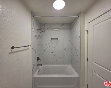 912 N Ridgewood Place - Photo Thumbnail 40