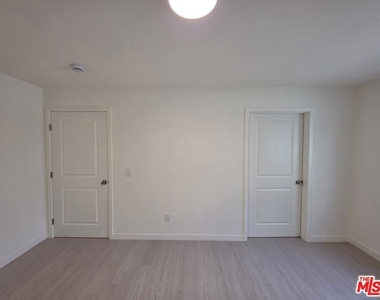 912 N Ridgewood Place - Photo Thumbnail 14