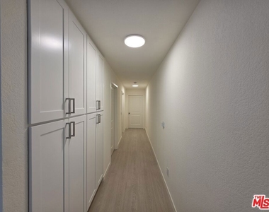 912 N Ridgewood Place - Photo Thumbnail 33