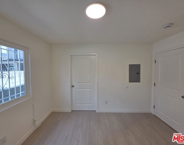 912 N Ridgewood Place - Photo Thumbnail 37