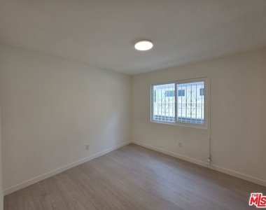 912 N Ridgewood Place - Photo Thumbnail 7