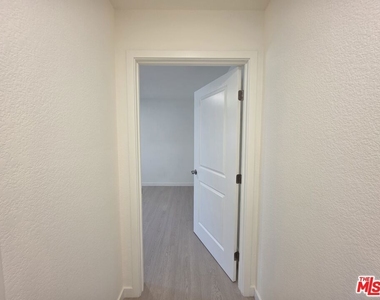 912 N Ridgewood Place - Photo Thumbnail 10