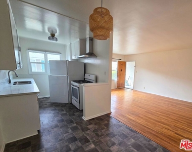 7621 Hampton Avenue - Photo Thumbnail 4