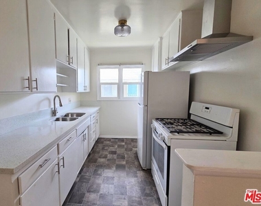 7621 Hampton Avenue - Photo Thumbnail 5