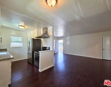 7621 Hampton Avenue - Photo Thumbnail 3