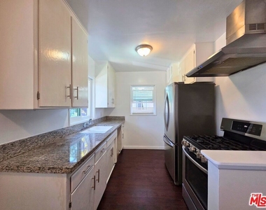 7621 Hampton Avenue - Photo Thumbnail 4