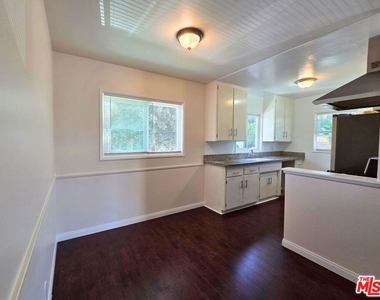 7621 Hampton Avenue - Photo Thumbnail 5