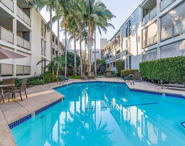 850 N Kings Road - Photo Thumbnail 9