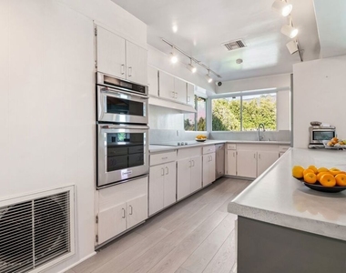 1127 Angelo Drive - Photo Thumbnail 9