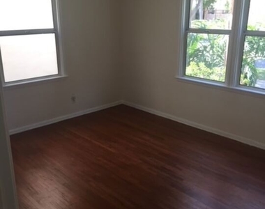 312 S Reeves Drive - Photo Thumbnail 6