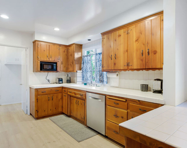 6207 Melba Avenue - Photo Thumbnail 11