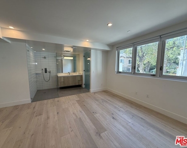 8210 Fountain Avenue - Photo Thumbnail 9