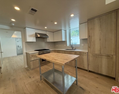 8210 Fountain Avenue - Photo Thumbnail 3