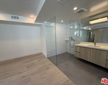 8210 Fountain Avenue - Photo Thumbnail 8