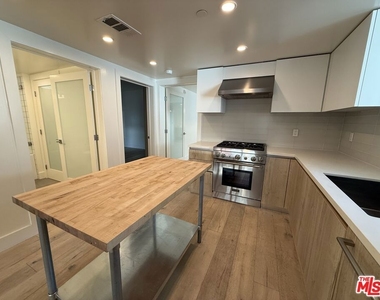 8210 Fountain Avenue - Photo Thumbnail 4