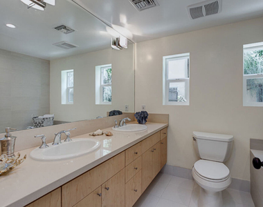831 S Curson Avenue - Photo Thumbnail 11