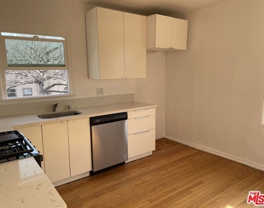 368 N Genesee Avenue - Photo Thumbnail 3