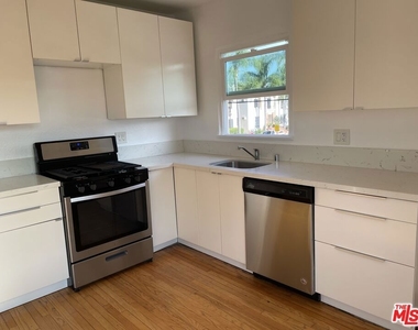 368 N Genesee Avenue - Photo Thumbnail 4