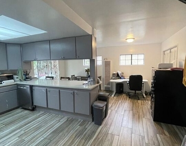 8513 Reading Avenue - Photo Thumbnail 2