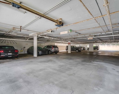2335 S Bentley Avenue - Photo Thumbnail 13