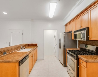 2335 S Bentley Avenue - Photo Thumbnail 4