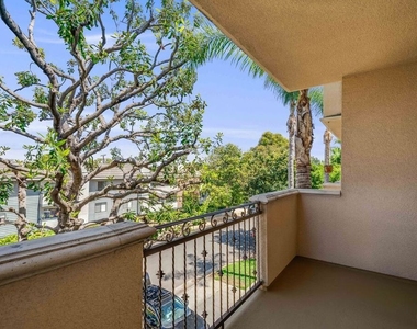 2335 S Bentley Avenue - Photo Thumbnail 10