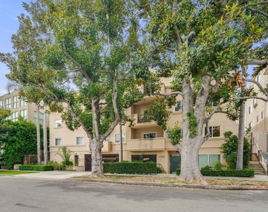 2335 S Bentley Avenue - Photo Thumbnail 14