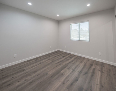 5837 N Cartwright Avenue - Photo Thumbnail 10