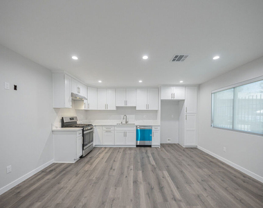 5837 N Cartwright Avenue - Photo Thumbnail 6