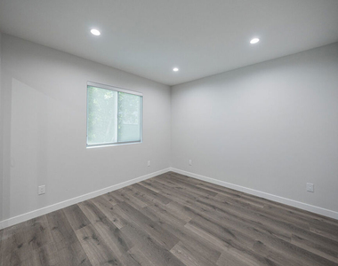 5837 N Cartwright Avenue - Photo Thumbnail 11