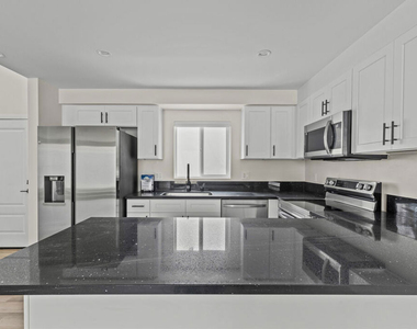 546 1/2 N Genesee Avenue - Photo Thumbnail 3
