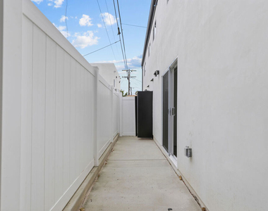546 1/2 N Genesee Avenue - Photo Thumbnail 14