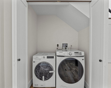 546 1/2 N Genesee Avenue - Photo Thumbnail 5