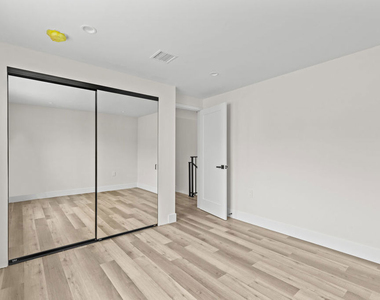 546 1/2 N Genesee Avenue - Photo Thumbnail 8