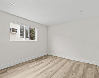 546 1/2 N Genesee Avenue - Photo Thumbnail 10