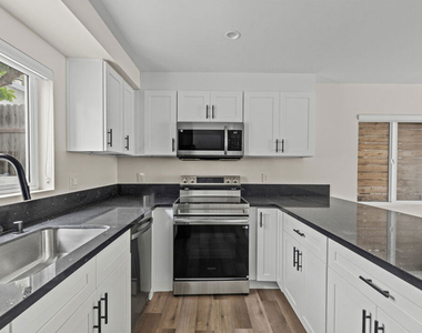 546 1/2 N Genesee Avenue - Photo Thumbnail 4