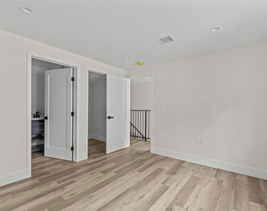 546 1/2 N Genesee Avenue - Photo Thumbnail 11
