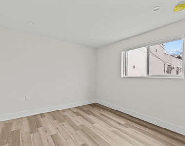 546 1/2 N Genesee Avenue - Photo Thumbnail 7