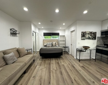 19542 Hart Street - Photo Thumbnail 2