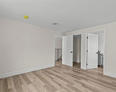546 N Genesee Avenue - Photo Thumbnail 6