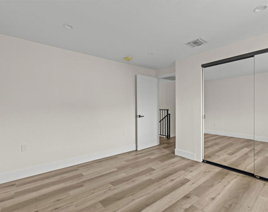 546 N Genesee Avenue - Photo Thumbnail 10