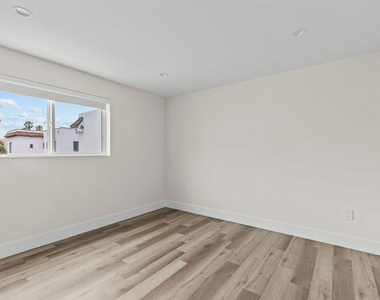 546 N Genesee Avenue - Photo Thumbnail 7