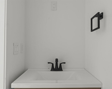 546 N Genesee Avenue - Photo Thumbnail 5
