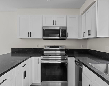 546 N Genesee Avenue - Photo Thumbnail 4