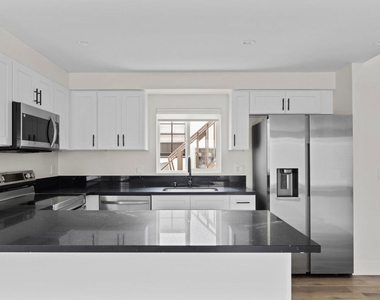 546 N Genesee Avenue - Photo Thumbnail 3